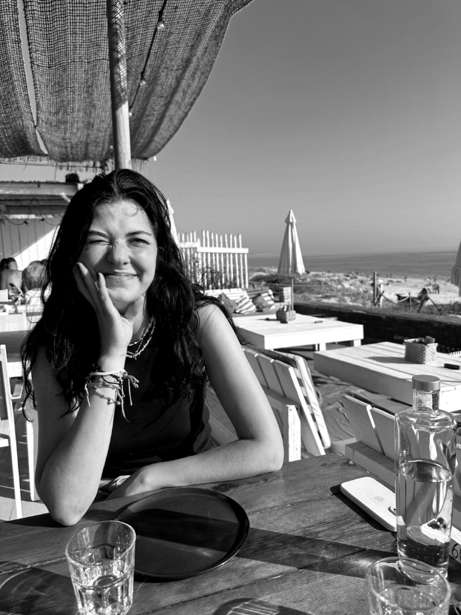 Chiara Schwarz-Weichhart by the beach in Portugal