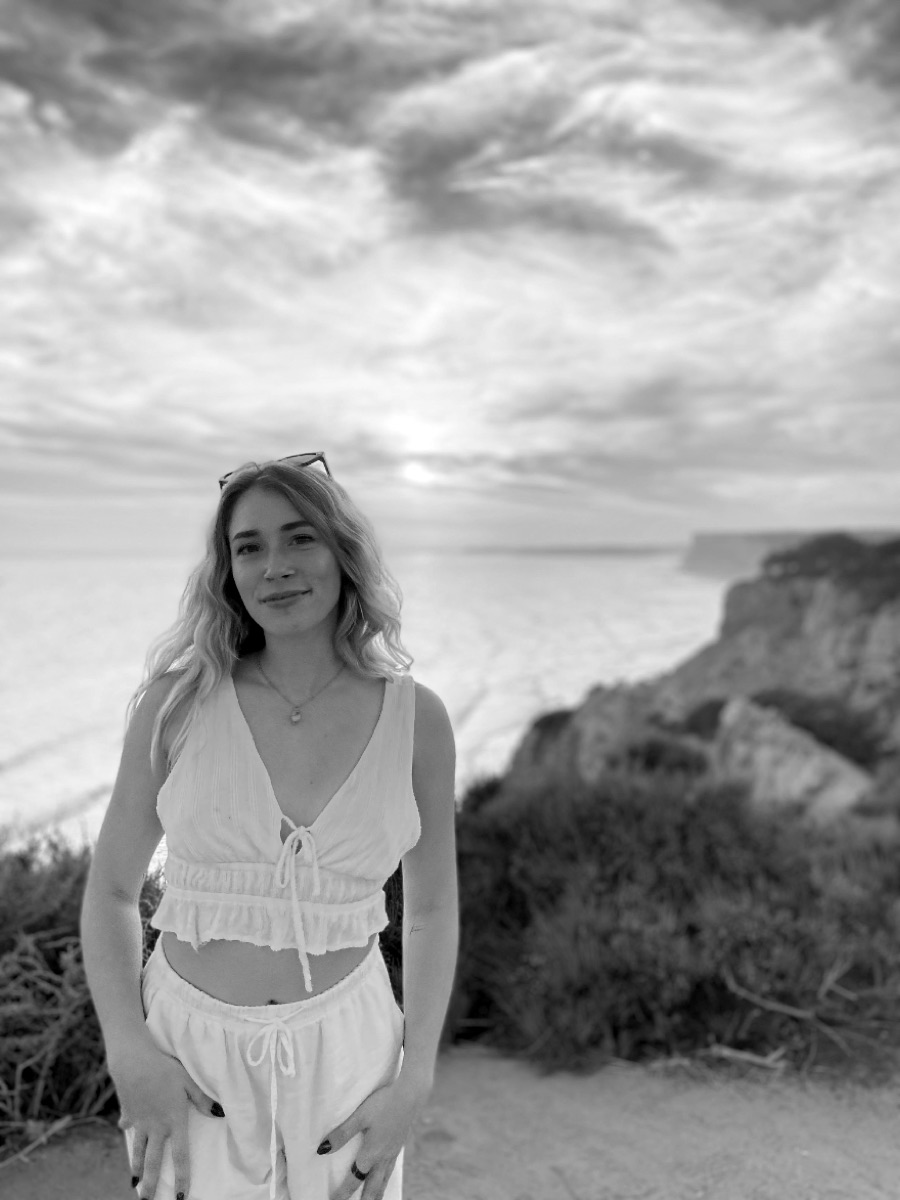 Sarah Pflug on the Portuguese coast
